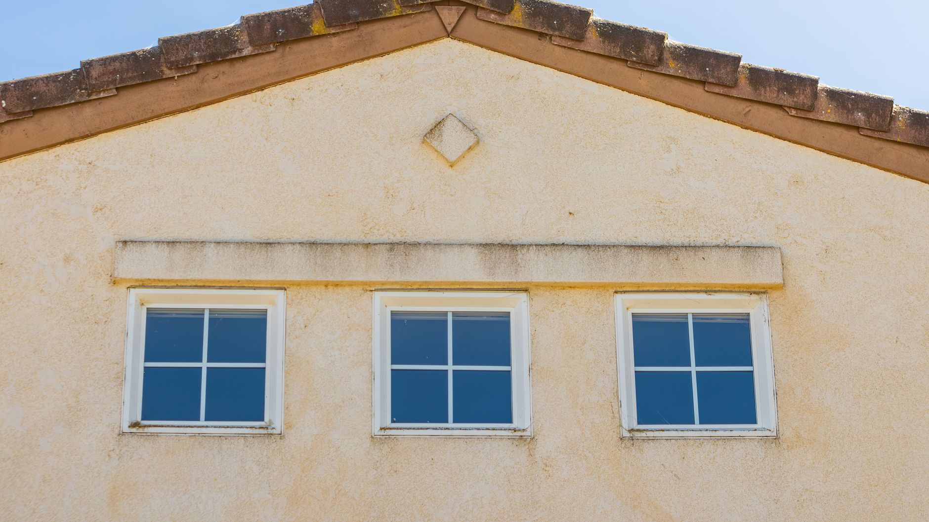 DPE label on a house window